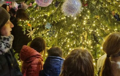 montemurlo. TANTISSIME PERSONE IN PIAZZA PER L ’ACCENSIONE DELL’ALBERO DI NATALE DAVANTI AL MUNICIPIO