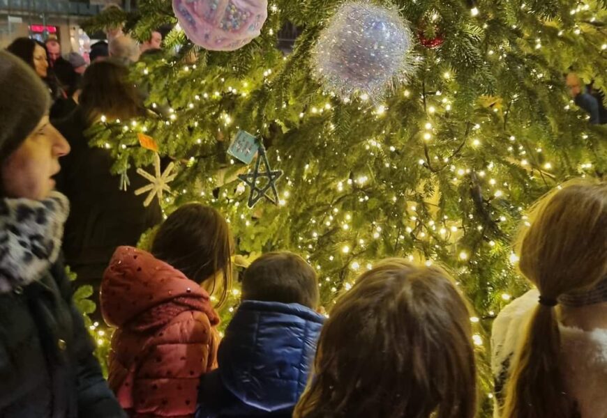 montemurlo. TANTISSIME PERSONE IN PIAZZA PER L ’ACCENSIONE DELL’ALBERO DI NATALE DAVANTI AL MUNICIPIO