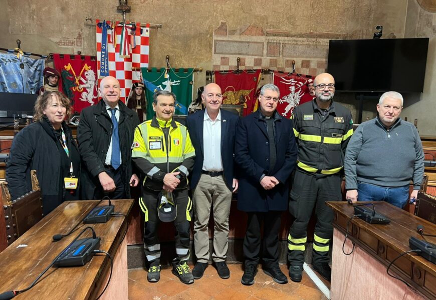 PISTOIA CITTÀ DEL NATALE, IL 6 GENNAIO LA BEFANA DEI VIGILI DEL FUOCO SI CALA DAL CAMPANILE E ARRIVANO I RE MAGI