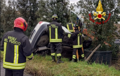 AUTO FINISCE FUORI STRADA, FERITO IL CONDUCENTE