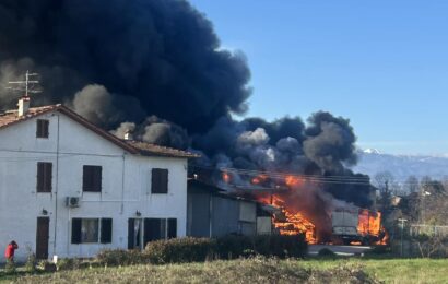 quarrata. INCENDIO IN VIA DEL CASONE, A FUOCO UN CAMION E UN CAPANNONE