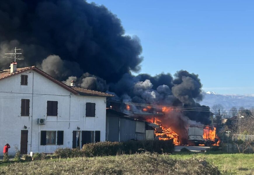 quarrata. INCENDIO IN VIA DEL CASONE, A FUOCO UN CAMION E UN CAPANNONE